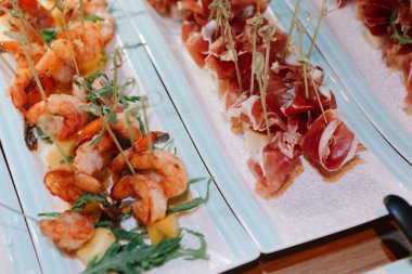 Ziyafet servisi. Kırmızı havyarlı sandviçler, karides, balon