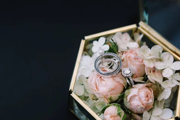 Vintage Glass Box Pink Roses White Flowers Wedding Rings Lying — Stock Photo, Image