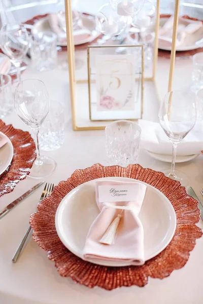 Boda Banquete Mesa Cristal Con Flores Rosas Blancas Platos Rojos — Foto de Stock