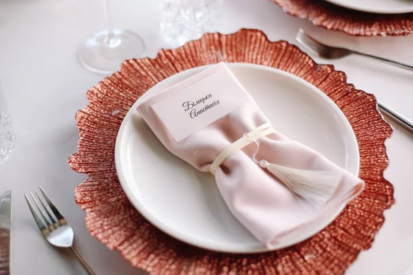 Boda Banquete Mesa Cristal Con Flores Rosas Blancas Platos Rojos — Foto de Stock