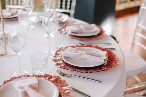 Boda Banquete Mesa Cristal Con Flores Rosas Blancas Platos Rojos — Foto de Stock