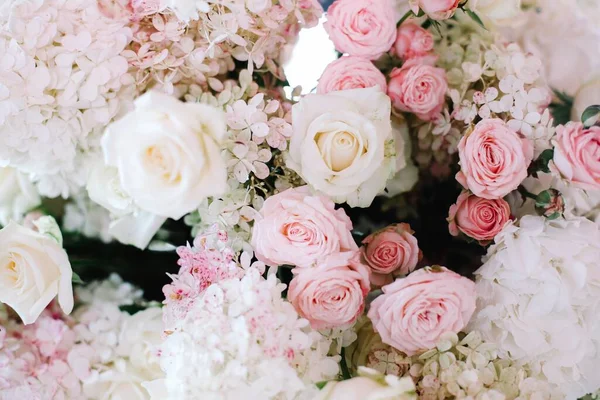 Bröllopsbåge Dekorerad Med Vita Blommor Och Blomsterkompositioner Rosa Och Vita — Stockfoto