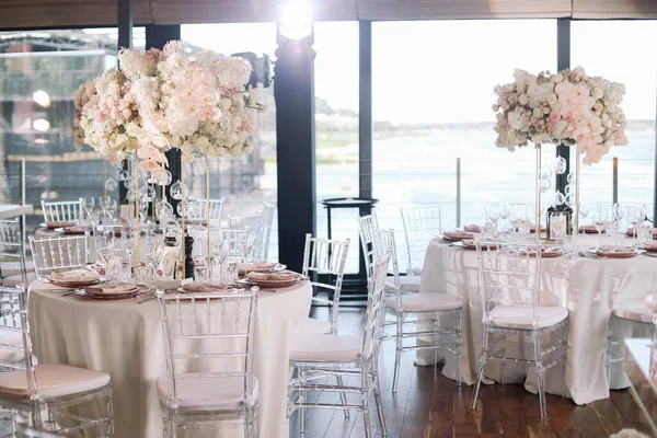 Ślub Bankiet Krzesła Okrągły Stół Dla Gości Serwowane Sztućcami Kwiatami — Zdjęcie stockowe