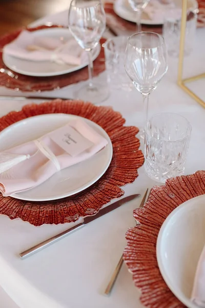 Boda Banquete Mesa Cristal Con Flores Rosas Blancas Platos Rojos — Foto de Stock