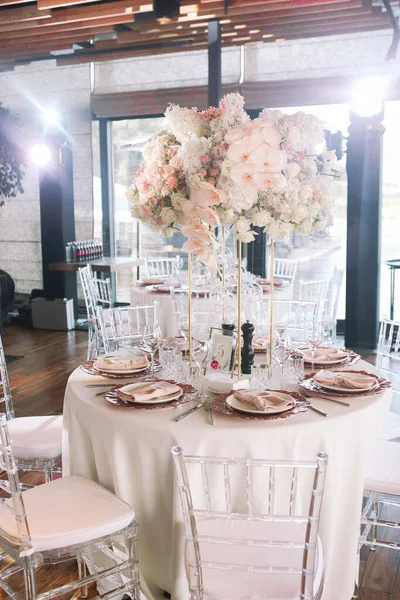 Ślub Bankiet Krzesła Okrągły Stół Dla Gości Serwowane Sztućcami Kwiatami — Zdjęcie stockowe