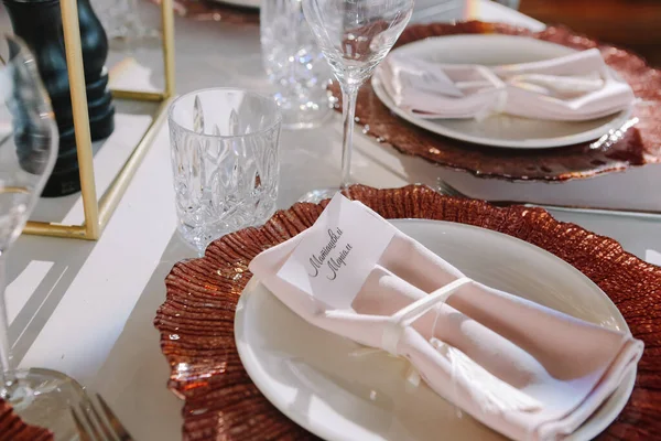 Boda Banquete Mesa Cristal Con Flores Rosas Blancas Platos Rojos — Foto de Stock