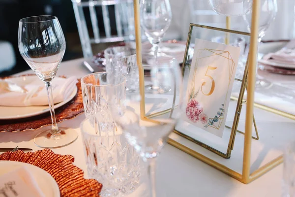 Boda Banquete Mesa Cristal Con Flores Rosas Blancas Platos Rojos — Foto de Stock