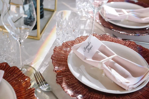 Boda Banquete Mesa Cristal Con Flores Rosas Blancas Platos Rojos — Foto de Stock