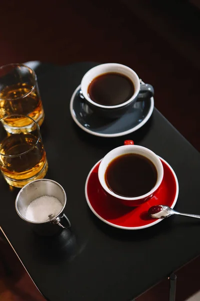 Bovenaanzicht Twee Kopjes Koffie Suiker Glazen Whisky Zwarte Houten Tafel — Stockfoto