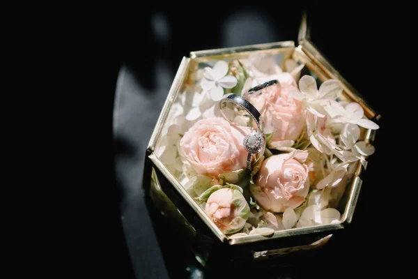 Vintage Glass Box Pink Roses White Flowers Wedding Rings Lying — Stock Photo, Image