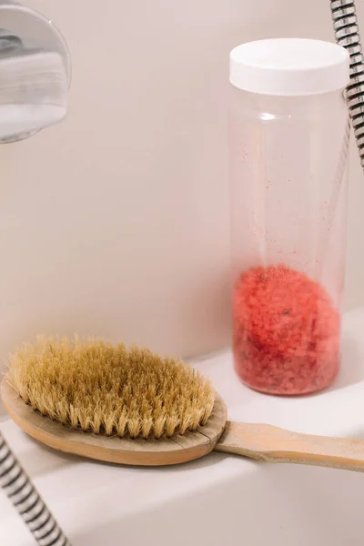 Los Accesorios Baño Están Pie Bañera Masaje Productos Baño Sal — Foto de Stock