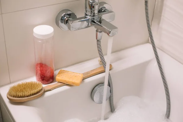 Los Accesorios Baño Están Pie Bañera Masaje Productos Baño Sal — Foto de Stock