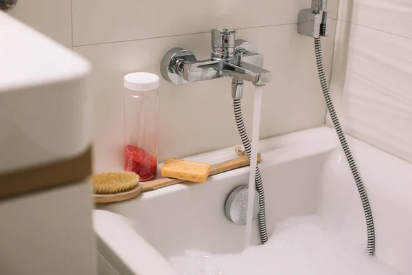 Los Accesorios Baño Están Pie Bañera Masaje Productos Baño Sal — Foto de Stock