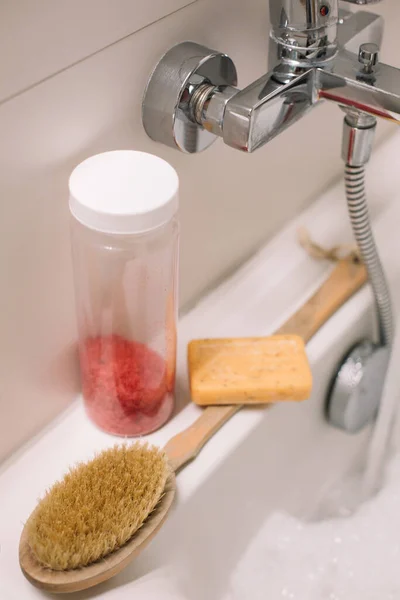 Los Accesorios Baño Están Pie Bañera Masaje Productos Baño Sal — Foto de Stock