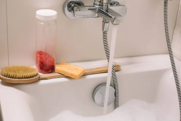 Los Accesorios Baño Están Pie Bañera Masaje Productos Baño Sal — Foto de Stock