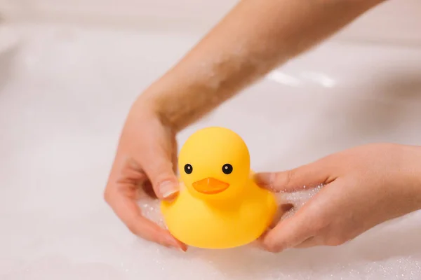 Fille Tient Canard Caoutchouc Jaune Dans Bain Avec Mousse Bulles Images De Stock Libres De Droits