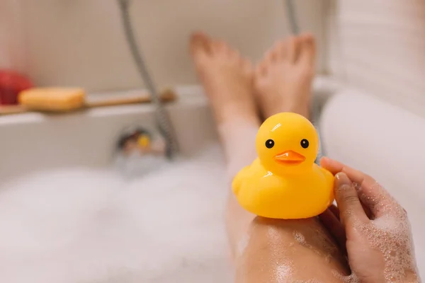 Menina Está Segurando Suas Pernas Pato Borracha Amarela Banho Com Fotografia De Stock