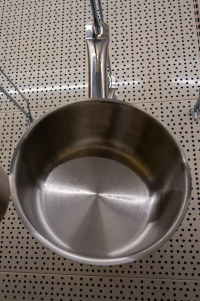プロのステンレス製調理器具。ハンドル付きの鍋、柄杓. — ストック写真
