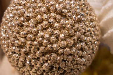 Yeni yıl ve Noel hala hayattadır. Noel için beyaz balolar. 