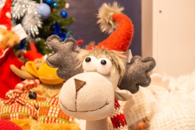 Yeni yıl ve Noel hala hayattadır. Yeni yıl geyiği. Yumuşak oyuncak.