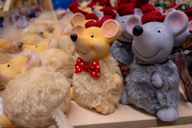 Oyuncak fare - 2020 'nin bir sembolü - bir mağaza rafında. 2019.04.12. Odessa 'da. Ukrayna.