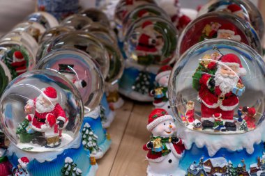 Noel Baba 'nın rafta durduğu cam kar küresi. 2019.04.12. Odessa 'da. Ukrayna.