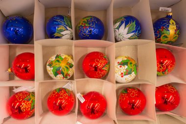 Bir mağaza rafındaki ambalajda farklı şekillerde ve renklerde Noel ağacı süslemeleri. 2019.04.12. Odessa 'da. Ukrayna.