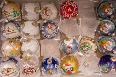 Bir mağaza rafındaki ambalajda farklı şekillerde ve renklerde Noel ağacı süslemeleri. 2019.04.12. Odessa 'da. Ukrayna.