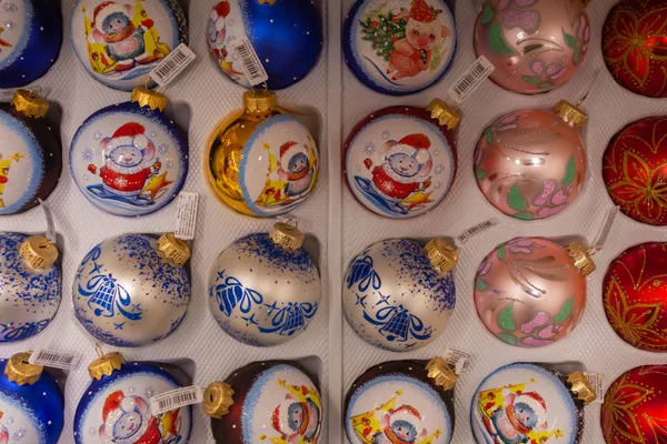 Decoraciones del árbol de Navidad de diferentes formas y colores en el embalaje en un estante de la tienda. 2019.04.12. Odessa. Ucrania . — Foto de Stock