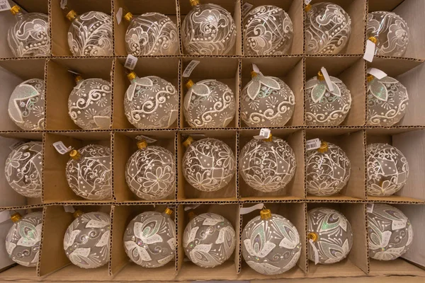 Decoraciones del árbol de Navidad de diferentes formas y colores en el embalaje en un estante de la tienda. 2019.04.12. Odessa. Ucrania . — Foto de Stock