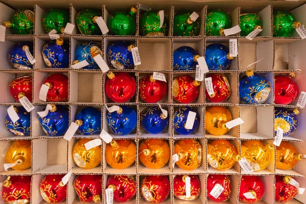 Decoraciones del árbol de Navidad de diferentes formas y colores en el embalaje en un estante de la tienda. 2019.04.12. Odessa. Ucrania . — Foto de Stock