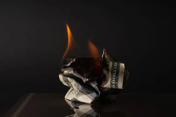 Burning hundred dollar bill. On a dark background. Creative vint — Stock Photo, Image