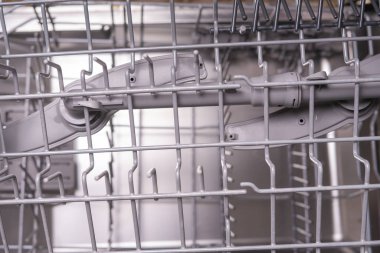 Bulaşık makinesi, gri örgü bulaşık makinesi. Seçici odak.