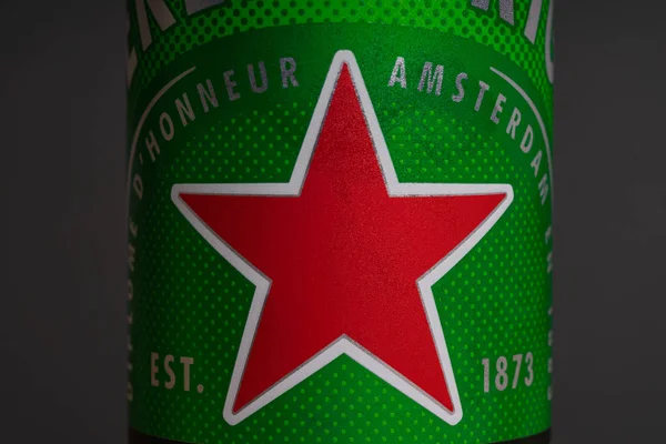 Fekete-zöld doboz Heineken sör. Egy tölgyfa asztalon, szürke háttérrel. Odessa vagyok. Ukrajnában. 2019.12.20.. — Stock Fotó