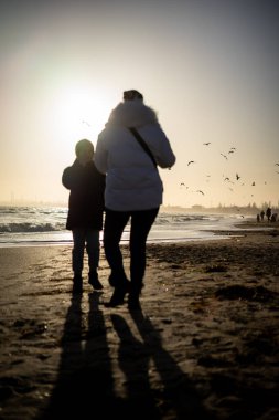 Esmer bir kadın, 10 yaşındaki oğluyla birlikte...