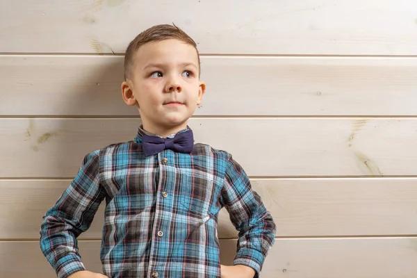 En 4-årig pojke i blå tröja gråter på ett ljus. — Stockfoto