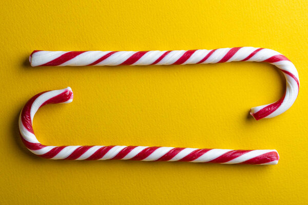 Мятные леденцы на желтом фоне
.