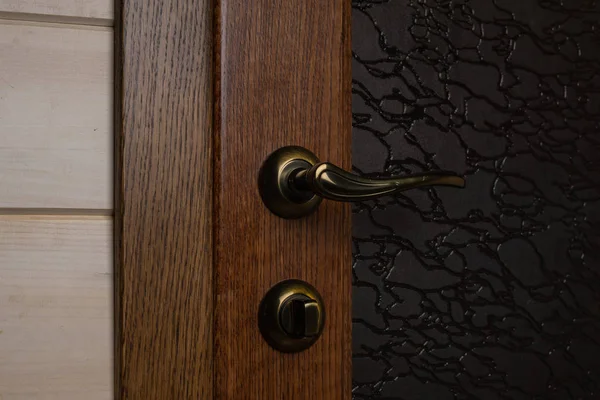 Koyu kahverengi, meşe kapılı. Bronz saplı ve kilitli.