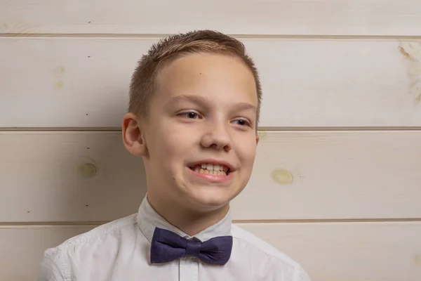 A fair-haired boy of 10 years in a white shirt with the self-tie — Stock Photo, Image