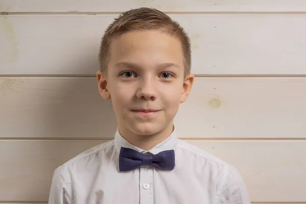 A fair-haired boy of 10 years in a white shirt with the self-tie — Stock Photo, Image