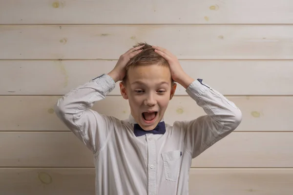 En ljushårig pojke på 10 år i en vit skjorta med slips — Stockfoto