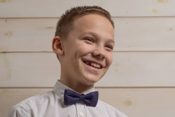 A fair-haired boy of 10 years in a white shirt with the self-tie — Stock Photo, Image