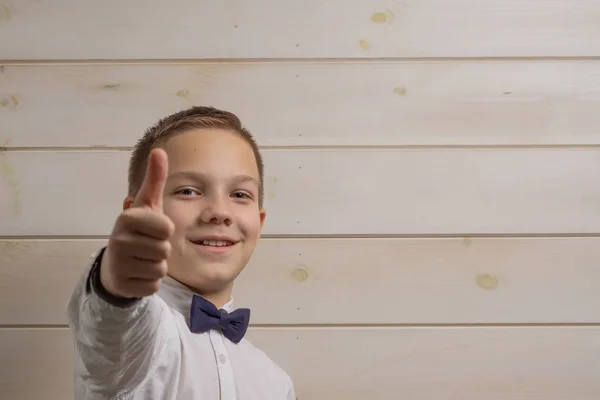 Un garçon aux cheveux blonds de 10 ans en chemise blanche avec la cravate — Photo