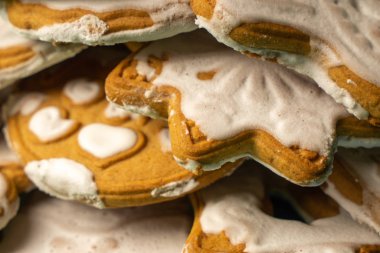 C şeklinde jöle şeklinde birkaç el yapımı kurabiye.