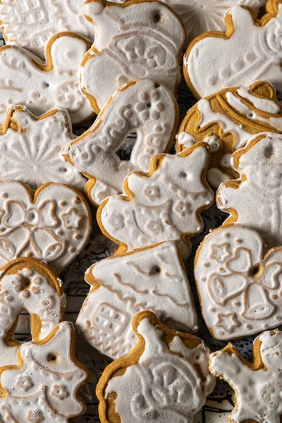 Varias galletas hechas a mano en forma de esmalte en forma de C — Foto de Stock