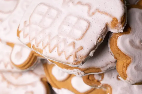 Varias galletas hechas a mano en forma de esmalte en forma de C — Foto de Stock