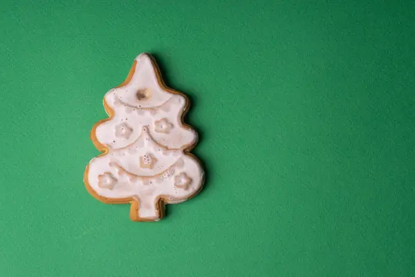Ručně vyráběné sušenky v glazuře v podobě vánočních hraček na žáru — Stock fotografie