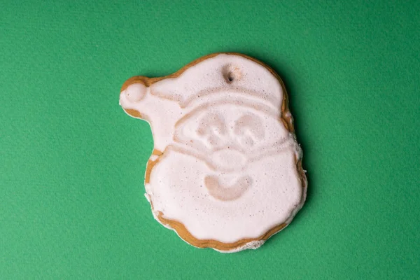 Galletas hechas a mano en esmalte en forma de juguetes de Navidad en un género — Foto de Stock