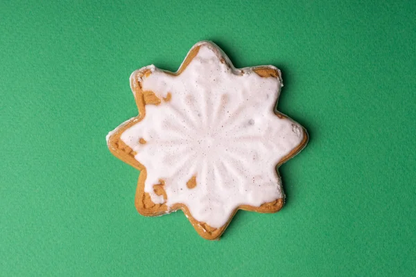 Handgemachte Plätzchen in Glasur in Form von Weihnachtsspielzeug auf einem gre — Stockfoto