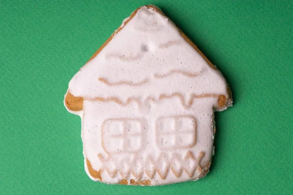 Galletas hechas a mano en esmalte en forma de juguetes de Navidad en un género — Foto de Stock